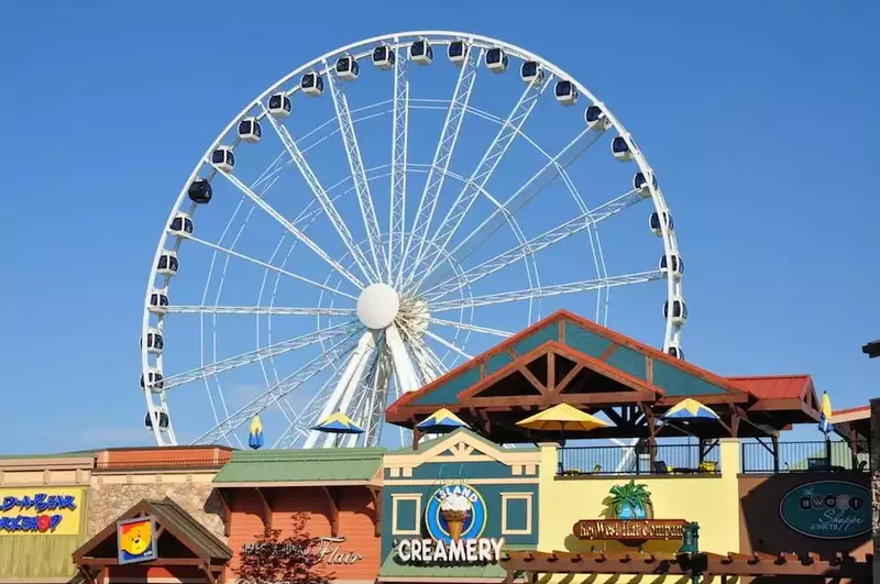 The-Ferris-wheel-at-The-Island-in-Pigeon-Forge