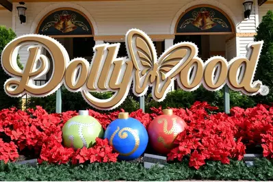 dollywood christmas sign