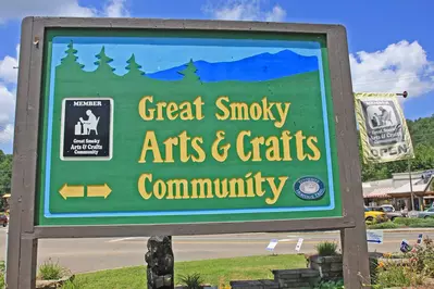 gatlinburg arts and crafts community sign