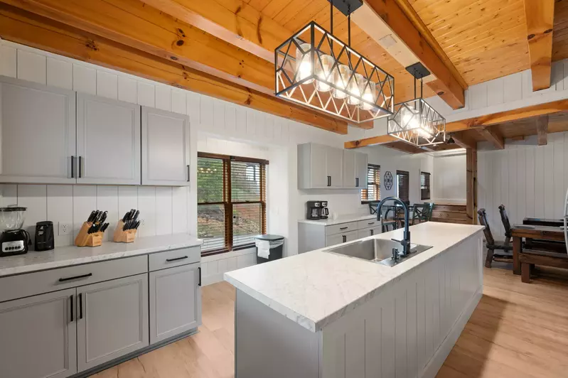 MOUNTAIN BREEZE MANOR